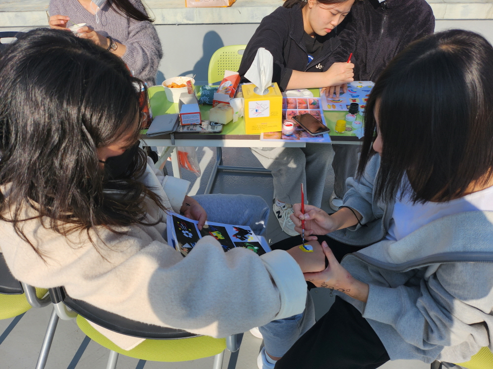 2022년 팔렬중학교축제_페이스페인팅 체험부스 사진